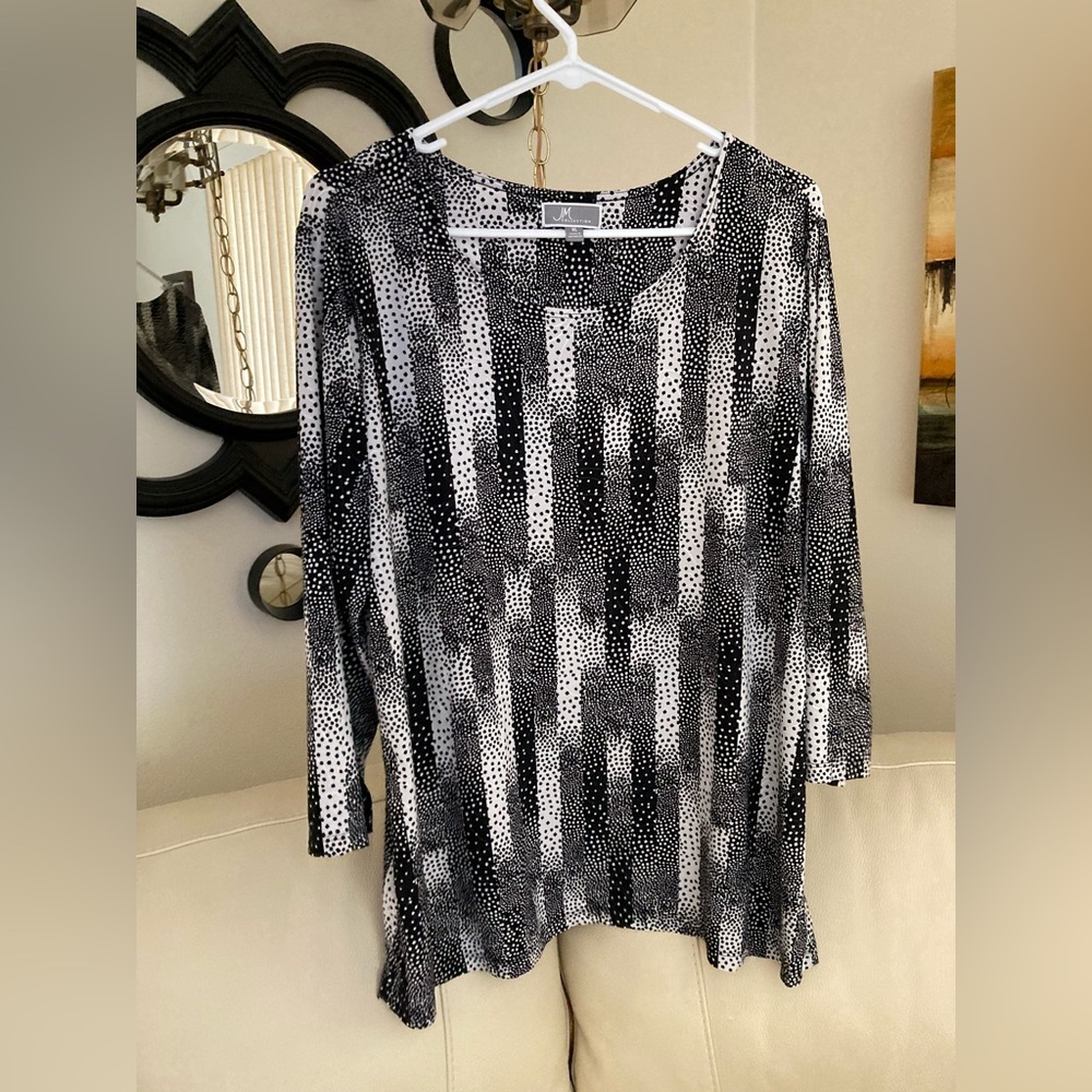 Beautiful black and white blouse w white swirl detail.